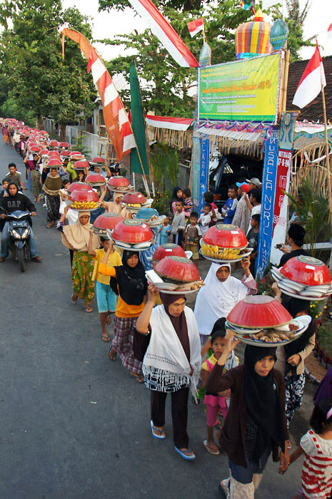 Tradisi Ngejot masyarakat Lenek, Lombok Timur