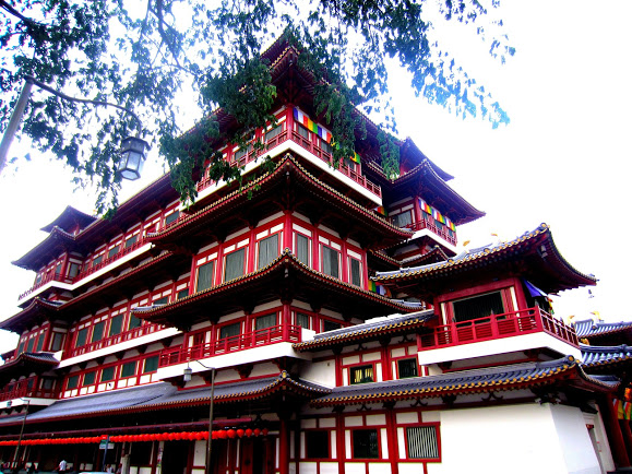 Buddha Tooth Relic Temple in the Middle of Singapore