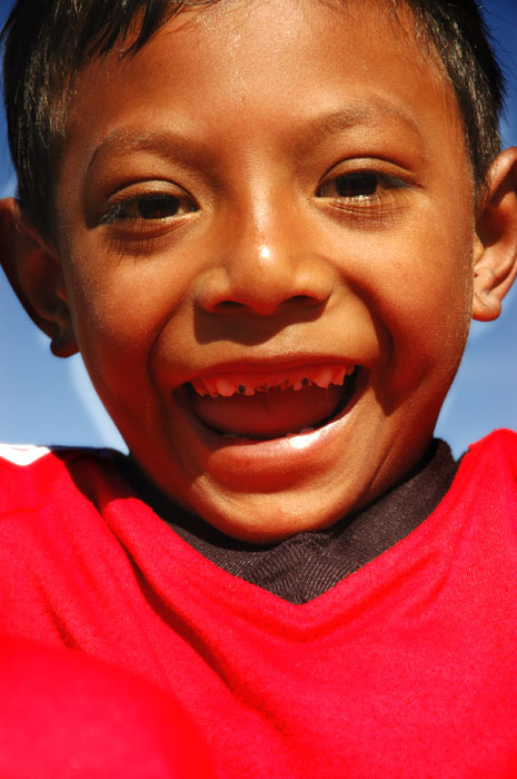 bocah dieng yang bermain di candi