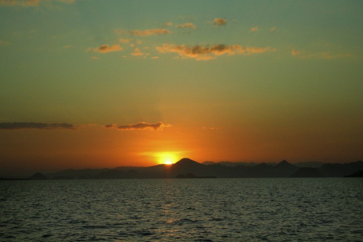 sunrise dari atas boat