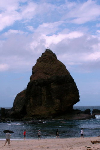 batu besar, didekat sini biasanya banyak yang berenang