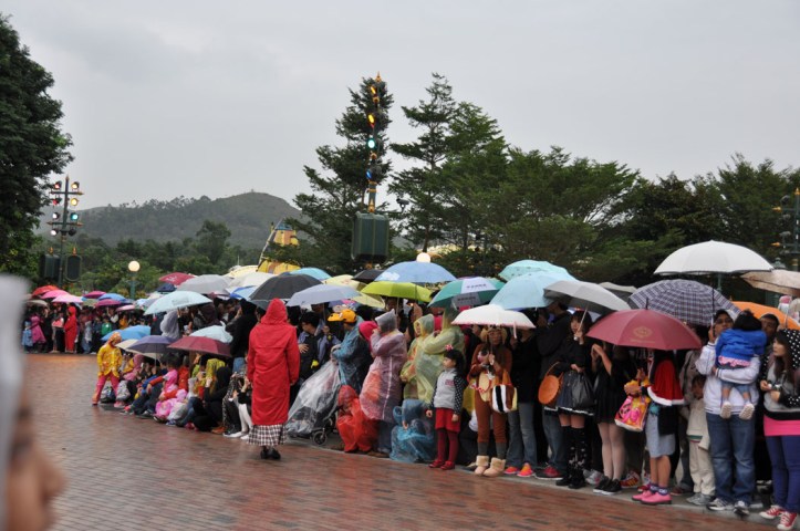 waloujan tetap setia nunggu parade