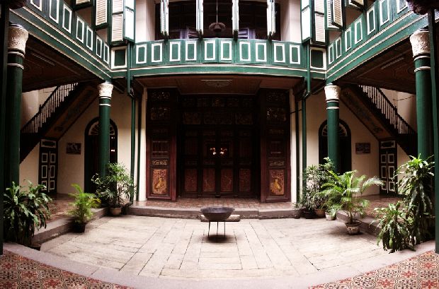 foto pinjem di sini http://baltyra.com/2011/11/07/catatan-perjalanan-menikmati-sepotong-nada-di-tjong-a-fie-mansion/