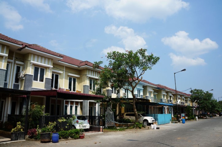 ini suasana didalam komplek, rumahnya mirip2 semua sih :)  jalannya cuman satu panjang gitu dengan jumlah penduduk 100 rumah hehe *masih banyak yg kosong*