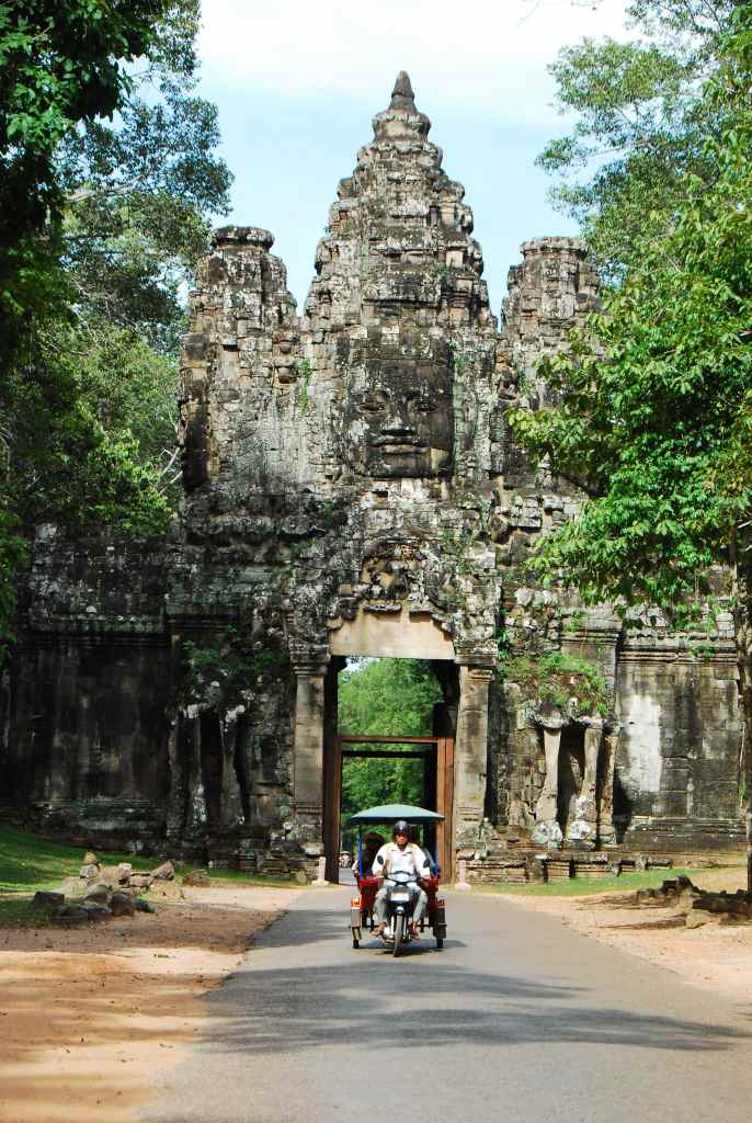gerbang menuju siem reap :) soooo cool