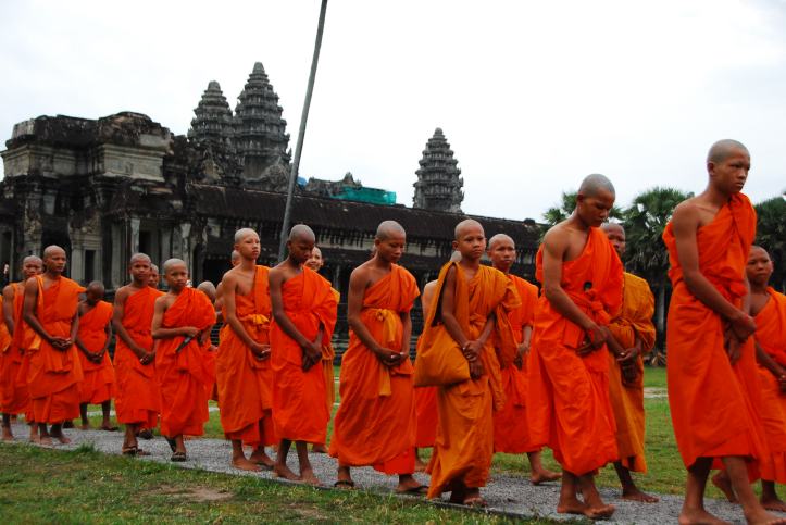 iring-iringan monk untuk berdoa di pagi