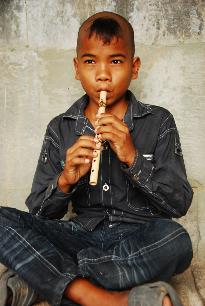 dedek kicik yang nongkrong trus di candi seharian