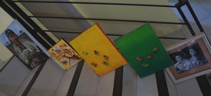 ini sebagian lukisan yang belon di frame karena gak ada duit hahaha. Ya udin di tarok di tangga aja