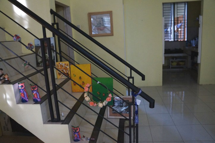 yang di dinding itu my mom art work :) keren yaaa. perintilan di tangga entah di dapat dari mana aja, karena gak ada tempat, jadi ditarok di tangga termasuk piring2 tua dari mendiang ibu kos dulu 