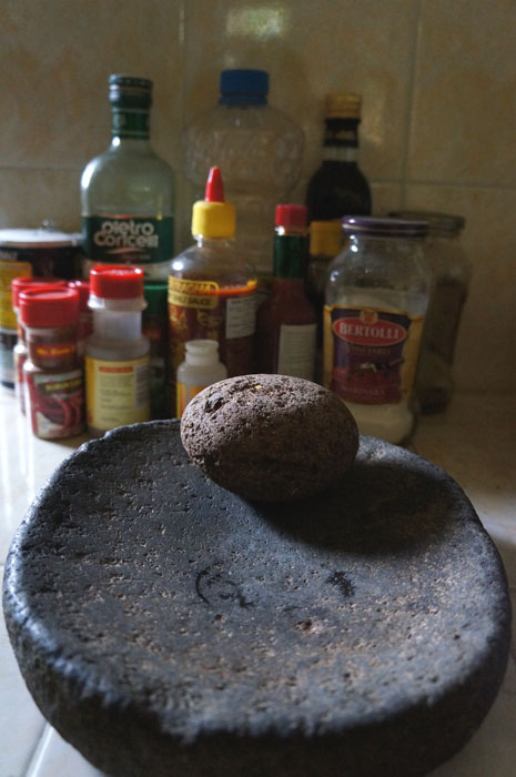 lanjut ini dapur :) gilingan batu itu ngembat punya nyokap. Biasanya Matt yang make untuk giling cabe karena pake blender rasanya beda kata dia *halah sok pinter lu *