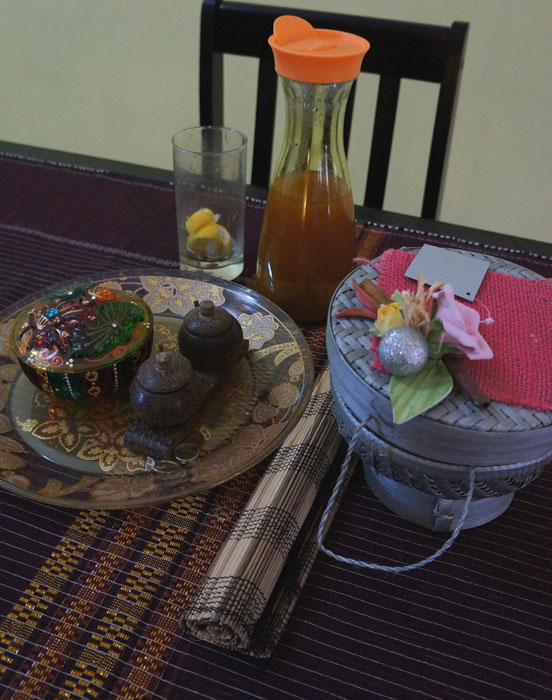 ini yg ada di atas meja makan. Taplaknya dari ULOS ( cantikkkk ya kain ulos itu ), trus ada besek dari temen saya Dini, Trus piring buah batik dari kedaung, toples kecil hadiah natal dari tante vina ( artwork ), tempat garam dari bambu ( beli dibali), gelas minuman pagi saya dan tentu 1 jar besar JAMU KUNYIT ASAM untuk kita berdua hahaha ( we love jamuuuuuuu)