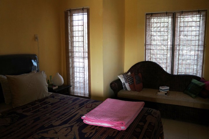 sofa ini ada di kamar, awalnya bertujuan untuk baca2 sebelum tidur yg terjdi adalah begitu masuk kamar kami langsung tidur dong hehehe.  DIatas sofa ada bantal yg saya beli di yogya n bangkok trus tumpukan majalah n buku, diatasnya ada box tempat surat2 cinta kami dulu :)