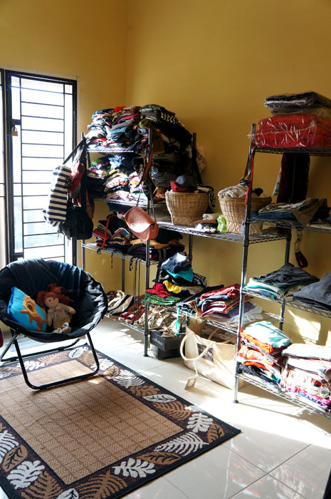 tadinya mau buat walking closet, apa daya duitnya abis hehe. Semua shelfing kita beli di Ace Hard Ware, sementara untuk tempat underwear saya pake keranjang bambu. Sebagian baju, sepatu n tas masih di rumah nyokap, gak cukup