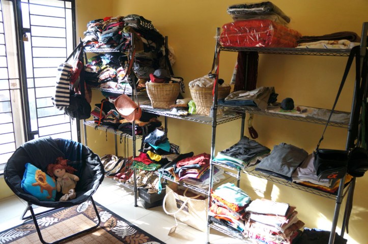 seharusnya bisa rapih ya, tapi udah capek saya beresinnya tetap aja gak bisa hiks :( kadang2 saya mikir ini kayak toko laundry kiloan gak sih?