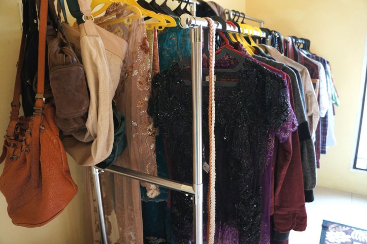 ini untuk baju yang digantung. agak rapihan dikit deh walo tas2 dirumah bergantungan dimana2. I need more container hehe