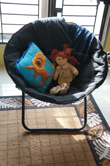 nih kursi mancing kesayangan :) dibelakang kursi kan ada jendela ya, kita suka keluar dari jendela itu dan duduk di balkon sambil bbq dan minum2 :) *sokbulebangetmbaini