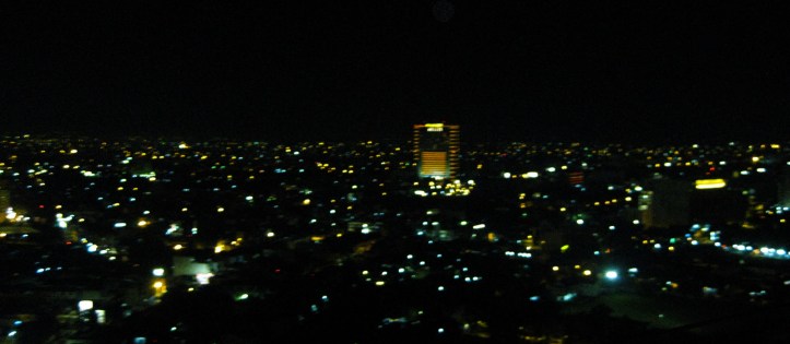 ini pemandangan malam itu dari skybar :) maaf fotonya gak bagus, abis ngambilnya cuman pake kamera kicik 
