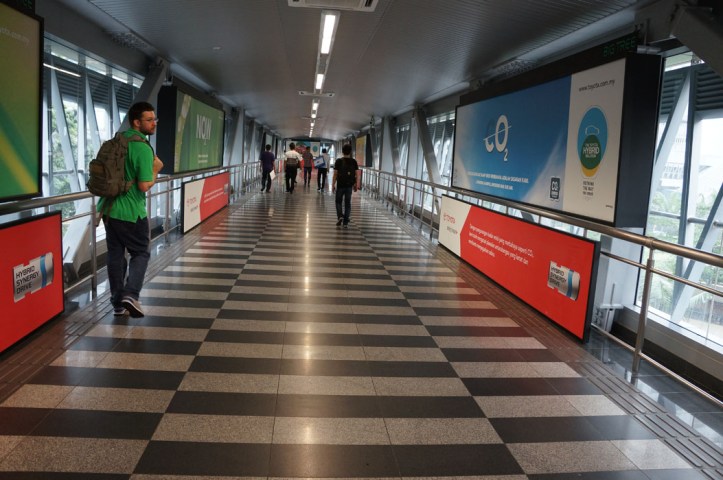 ini skybridge dari pavilion bukit bintang ke KLCC. Surga untuk pejalan kaki deh ini karena ketutup dan pake ac plus banyak satpamnya :)