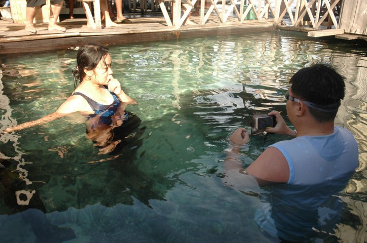 didalam kolam hiu :) bareng Akam hahaha