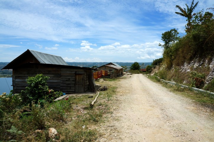 si desa kecil itu. kebayang kalo malem pasti gelap banget hehehe