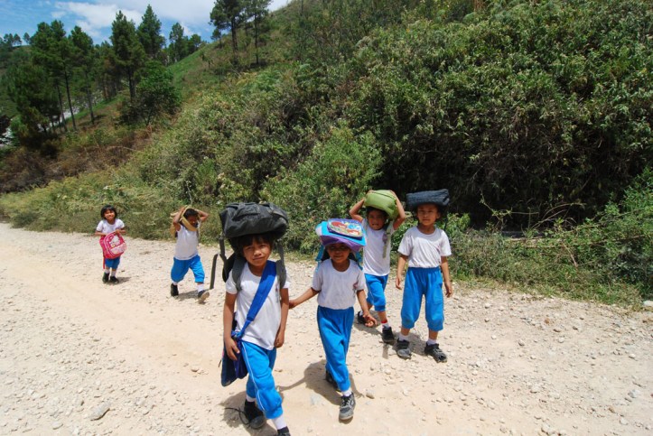 pulang sekolah. satu orang anak minta2 duit ke saya dan karena kita bilang gak ada, ehhh dia mukul loh. itu anak yang paling depan. gilaaa masih kecil aja galak hahaha