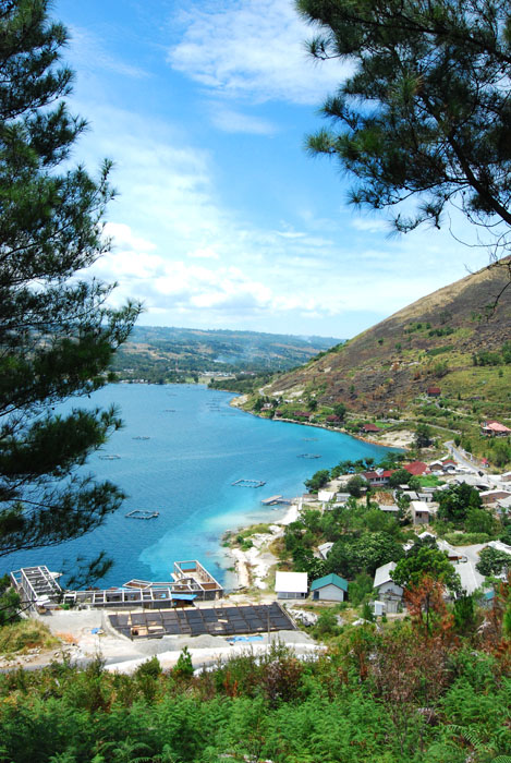 berasa kolam gak sih? tinggal lompat nyemplung aja. foto diambil dari atas bukit
