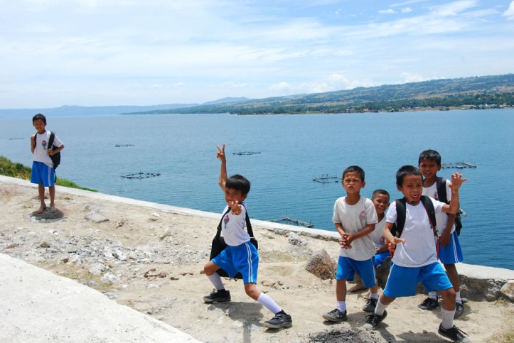 pulang sekolah.......abis di foto langsung teriak money.....money......money. duhh entah siapa yang ngajarin jadi matre hahaha