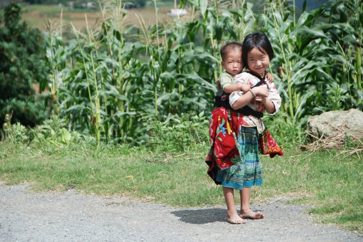 kids at lao chai. Foto ini juga masuk dalam artikel saya tentang sapa di majalah JalanJalan edisi des 2011