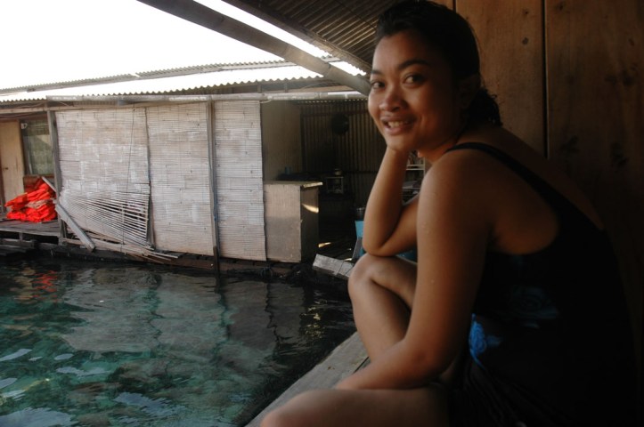 nungguin supaya punya nyali nyebur ke kolam hiu haaaha