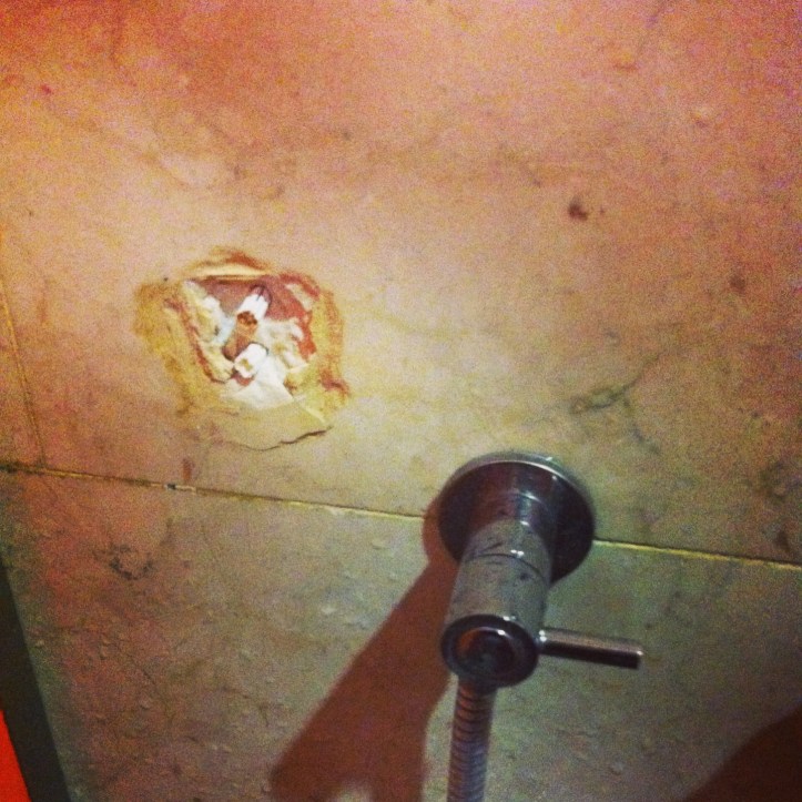 foto tempat cantelan shower di toilet cewek yang udah coplok di tanggal 30 juli 2013 .