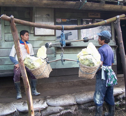 1 kg belerang tahun 2006 sekitar Rp 400 kalau saya tidak salah. satu kali trip mereka bisa bawa 60-70 KG