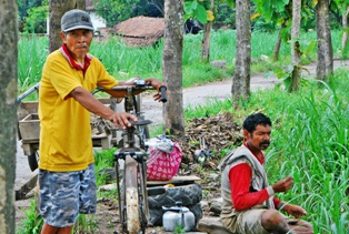 petani beristirahat di pinggir sawah