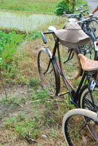 sepeda kita waktu keliling kampung sambi ngelomotin es cream :)