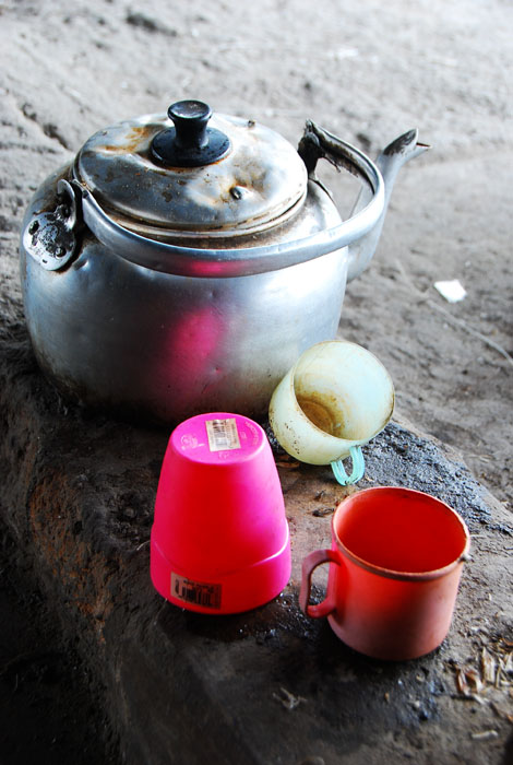 minum dari ceret setengah berkarat yang airnya dingiiiiin banget