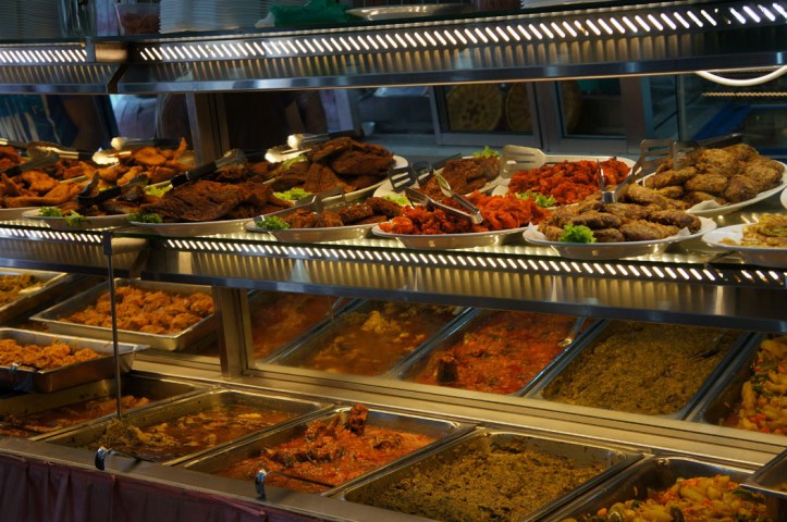 buffet di restoran Pakistan. Nama restonya Paradise, letaknya di Bukit Bintang. Makanan disini semuaaaaaa enak hahaha. Eh kita makan sekitar 50 MYR juga sih berdua