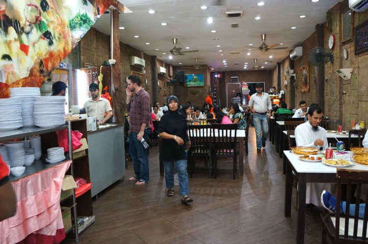 ini suasana di dalam resto Pakistan