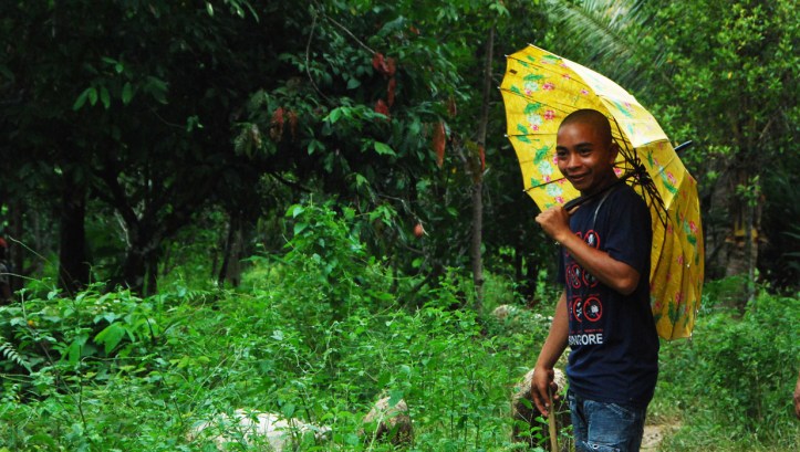 penggembala kambing dekat kampung