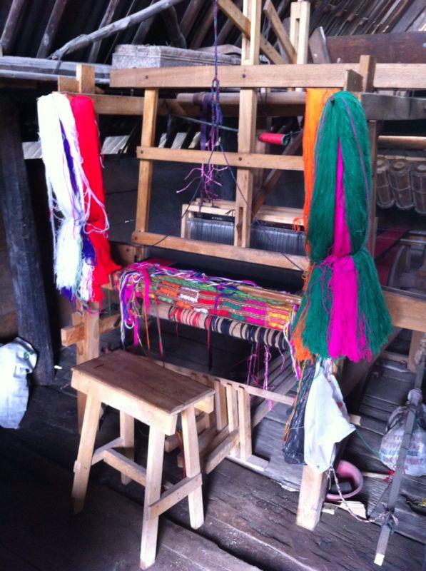 sebagian ulos dan meja tenunnya di rumah adat :) boleh banget loh belanja ulos di tempat ini