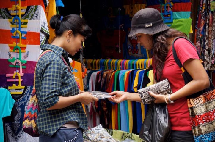 me and Ika beli ikan pora-pora di pasar Tomok