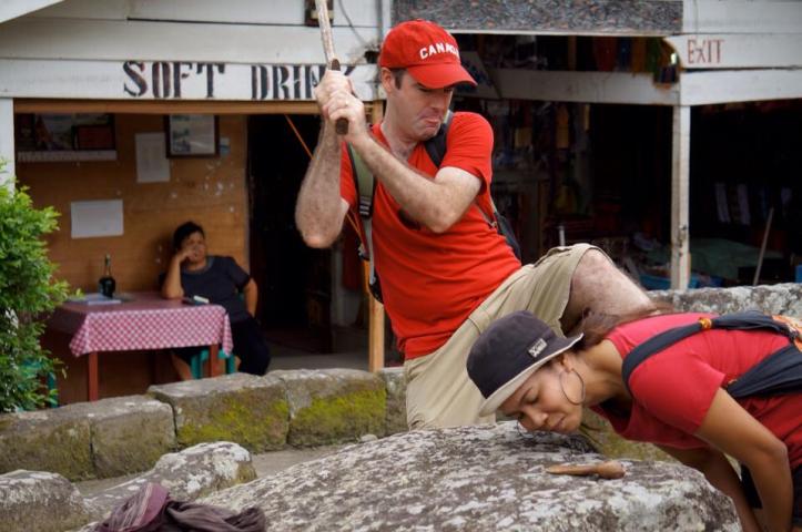 coba deh liat wajah ibu di belakang para model, i bet dia udah nonton becandaan model kayak beginian ribuan kali hehe, ampe mukanya bosen gitu.