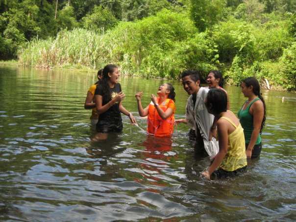 ini ceritanya kita bamboo rafting di loksado. sangking takut hanyut, dari Surabaya saya bela2in bawa life jacket sendiri (beliiiii baru) dan pas nyampe di tempat, yahh air sungainya cetek :) daripada rugi tetep dipake dong
