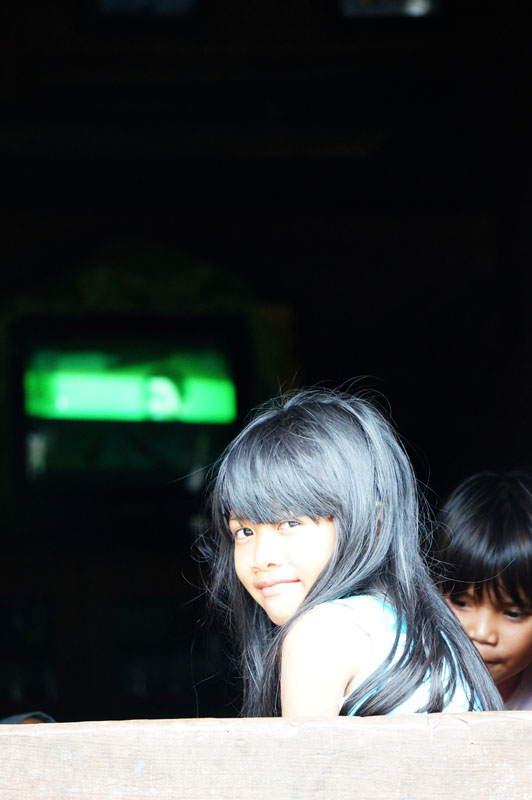 bocah kecil yang saya temui di dalam rumah adat