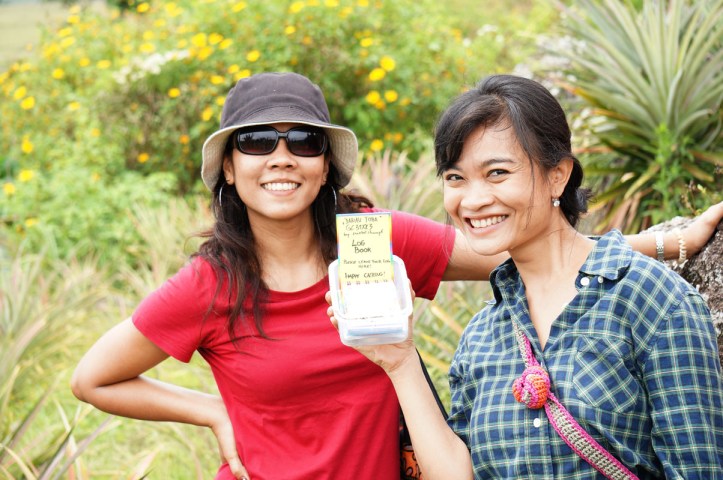 me and Ika :) sewaktu nemuin box plastik yang keselip di batu-batu. Ehh yang nemu sebenarnya Mr. G sih hehehe