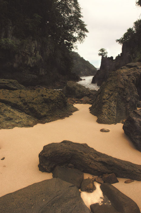 bebatuan disekitar teluk