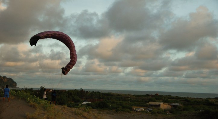 Saya dan dia nontonin pemain terjun payung ini selama 2 jam'an dan dia gagal aja trus hehe