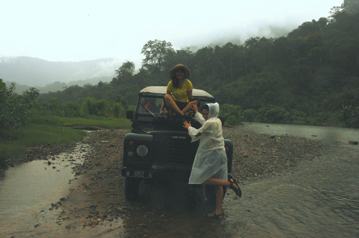 sewaktu mau nyebrang sungai. Driver cek-cek kedalaman air, cewek-cewek berfoto dong :)