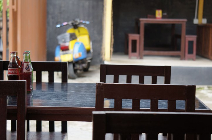 vespa tua membuat suasana lebih "jawa" dan retro kan yaa