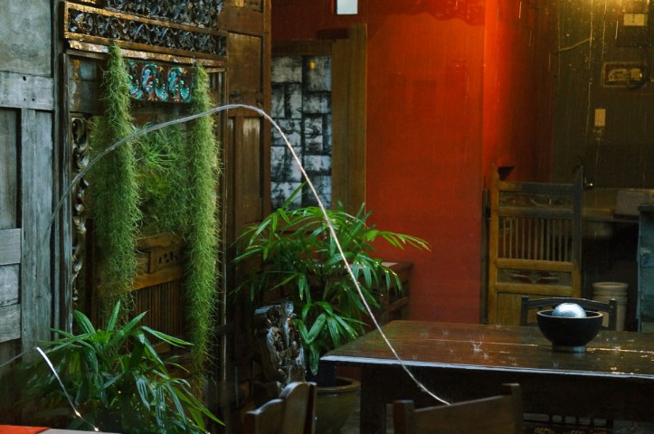 ada kaca yang retak, sayang banget ya :(