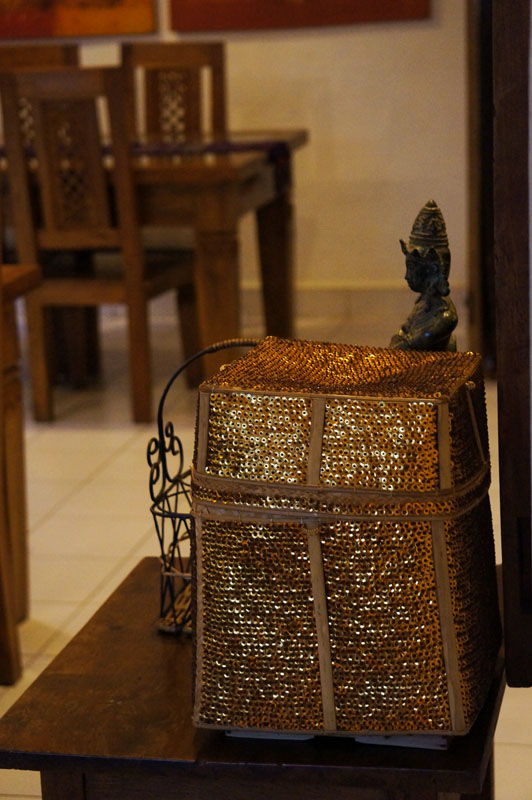 saya gak tau fungsi ini untuk apa tapi yang saya tau pasti besek ini cantik banget.