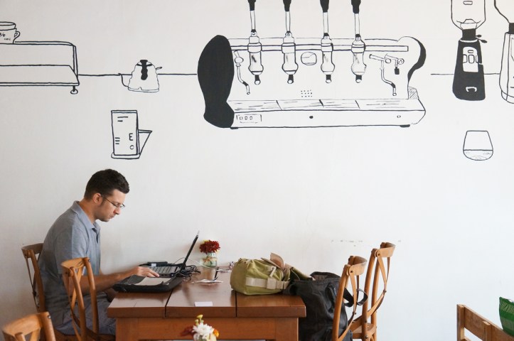 sayang Matt itu gak suka pake baju putih, padahal kalau co pake baju putih, kerja serius, kacamata melorot arghhhhhhhhh yummy